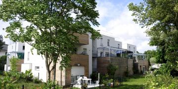 Logement social d'une résidence avec une terrasse et des arbres