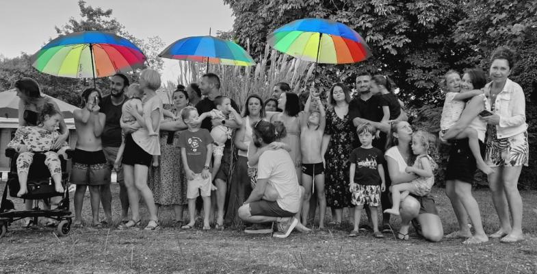 Membres de l'association avec des parapluies multicolores 